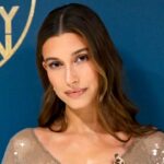 Hailey Bieber usó un vestido desnudo ceñido con tacones transparentes