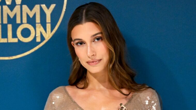 Hailey Bieber usó un vestido desnudo ceñido con tacones transparentes