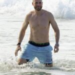 Hamish Blake comenzó su gran día de Logies con un baño relajante en una playa de Gold Coast