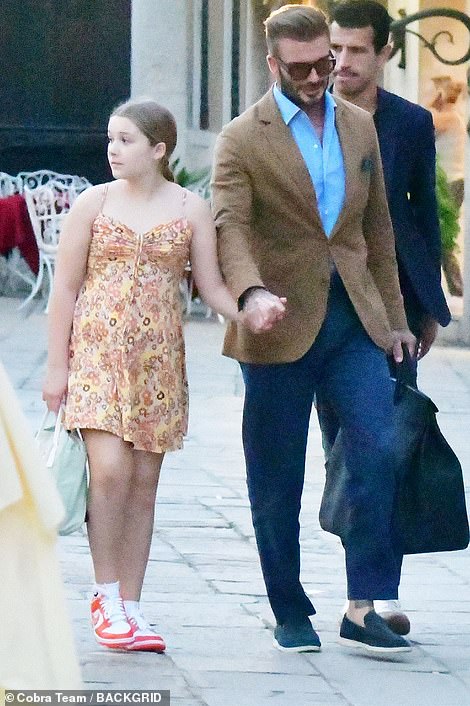 ¡Ese es uno para el gramo, papá!  Harper Beckham, de 10 años, y David Beckham fueron de la mano en un viaje especial de vinculación en Venecia el miércoles.