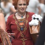 Guau: Helena Bonham Carter se puso una peluca rojiza mientras se transformaba en el ícono de Crossroads Noele Gordon para continuar filmando a Nolly en Manchester el viernes.