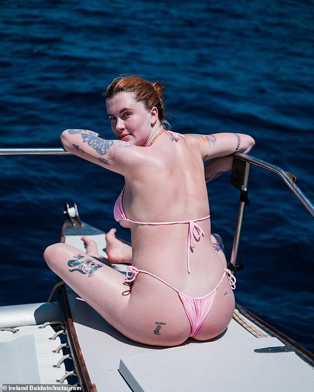 '¡Barcos, azadas y bebés!'  Irlanda Basinger Baldwin continuó sus vacaciones familiares llenas de diversión en Italia el domingo tomando el sol en un bote con su figura de 6 pies 1 pulgadas muy tatuada.