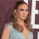 J Lo da la bienvenida al verano con un bikini negro y tacones desnudos