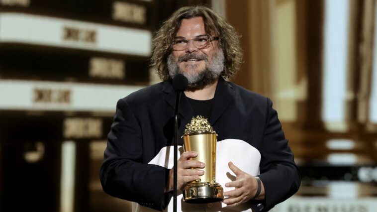 Jack Black necesita 'una ráfaga de oxígeno' mientras acepta el premio Comedia Genius