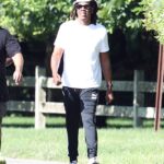 Tomando un poco de sol: Jay-Z fue fotografiado dando un paseo con dos de sus amigos en The Hamptons el jueves por la mañana