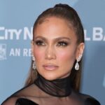Jennifer Lopez se veía positivamente nupcial con un vestido maxi blanco transparente
