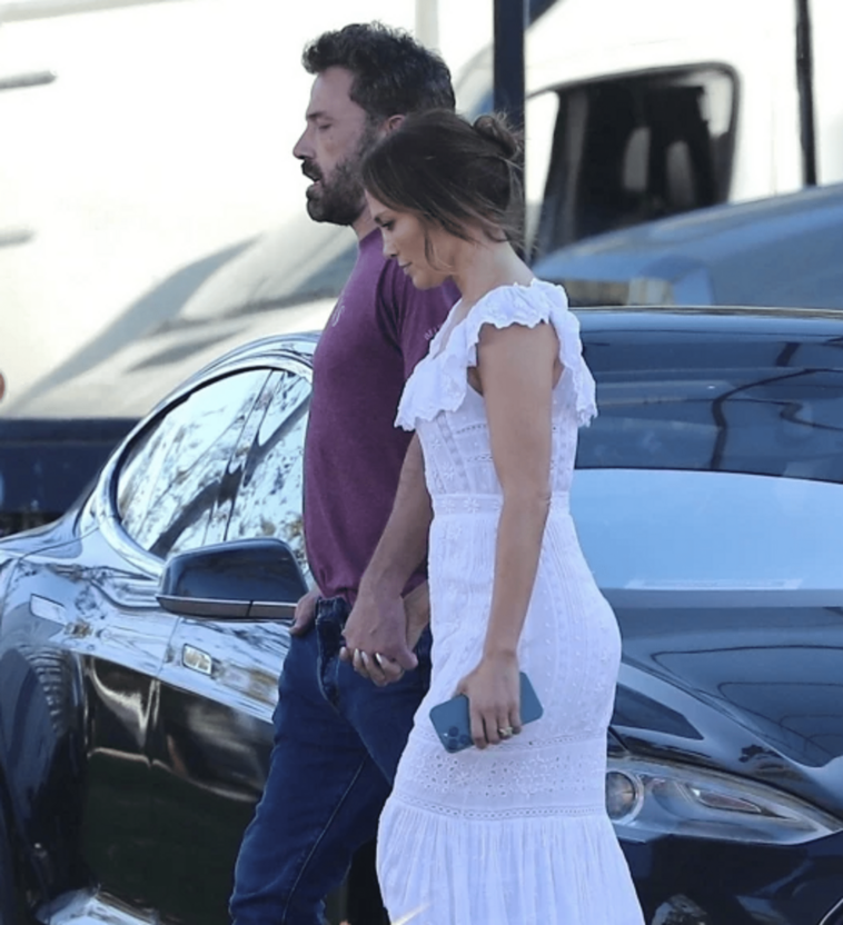 Jennifer Lopez tuvo una cita con Ben Affleck en un vestido de verano