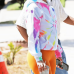 Jennifer Lopez usa leggins naranjas para demostrar su amor por los colores alegres