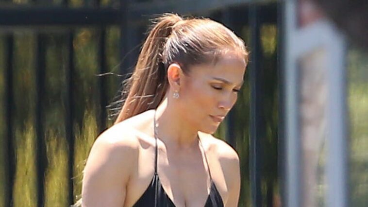 Jennifer Lopez usó un LBD sin espalda que es perfecto para el verano