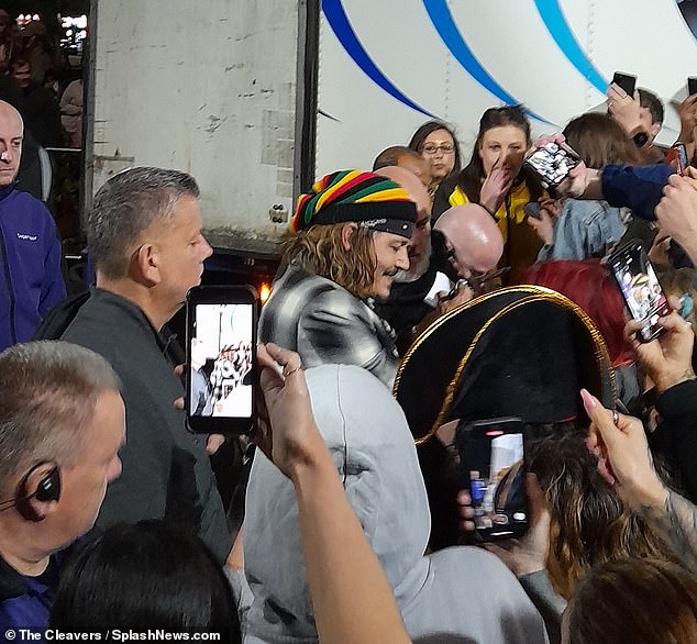 Wow: Johnny Depp fue acosado por fanáticos en Manchester después de su último concierto el sábado, días después de ganar su demanda de $ 50 millones por su ex esposa Amber Heard