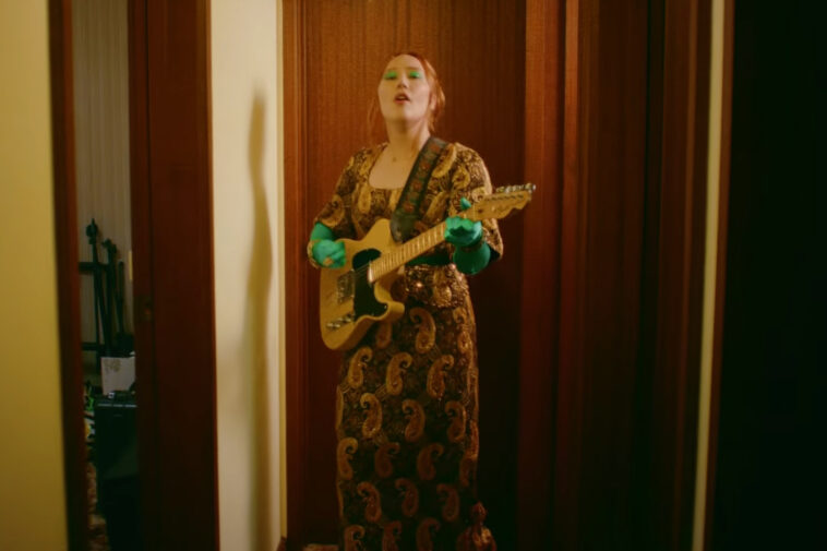 Julia Jacklin lucha por aferrarse al presente en el nuevo sencillo 'I Was Neon'