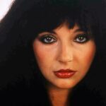 Kate Bush rompe récords en el Reino Unido cuando 'Running Up That Hill' alcanza el número 1