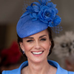 Kate Middleton asiste al Servicio de la Orden de la Jarretera con un traje azul de pies a cabeza