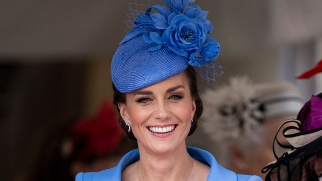 Kate Middleton asiste al Servicio de la Orden de la Jarretera con un traje azul de pies a cabeza