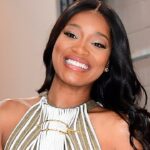 Keke Palmer lució un vestido trapecio dorado totalmente plisado