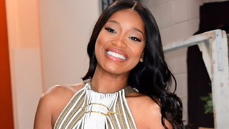 Keke Palmer lució un vestido trapecio dorado totalmente plisado