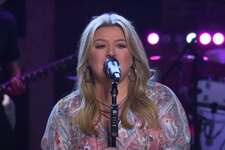 Kelly Clarkson cubre 'Womanizer' días después de que Britney Spears criticara la entrevista de 15 años