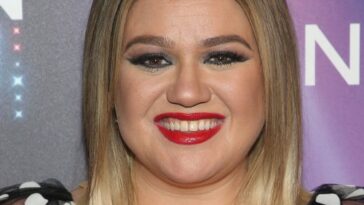 Kelly Clarkson está navegando qué música se siente 'cómoda de lanzar' después del divorcio