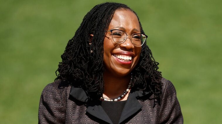 Ketanji Brown Jackson toma juramento y se convierte en la primera mujer negra en la Corte Suprema