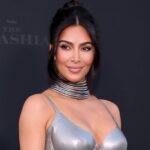 Kim Kardashian luce un bikini plateado futurista de vacaciones