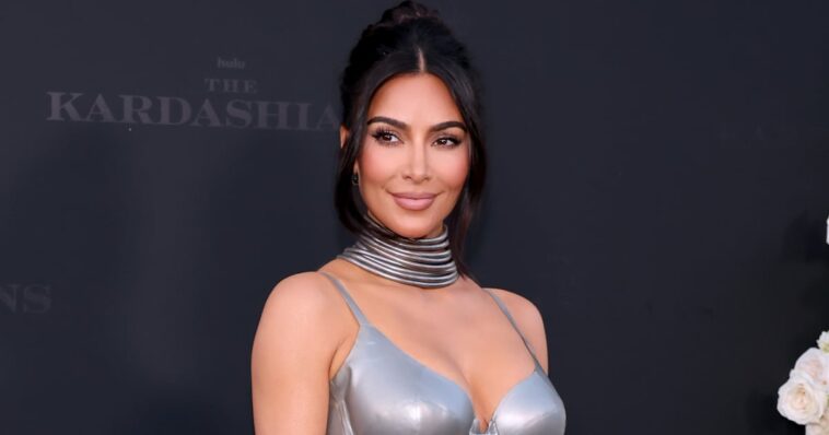 Kim Kardashian luce un bikini plateado futurista de vacaciones