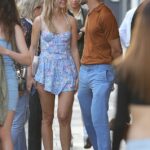 Fuera de casa: Kimberley Garner usó un mini vestido floral que escocía el fondo mientras disfrutaba de un paseo con un apuesto hombre misterioso en Notting Hill el miércoles.