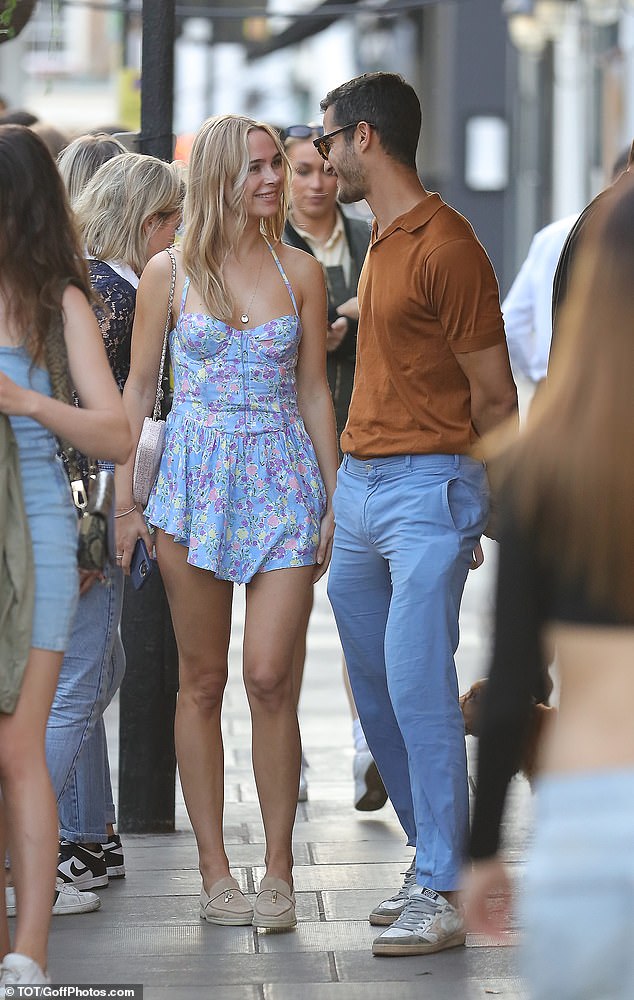 Fuera de casa: Kimberley Garner usó un mini vestido floral que escocía el fondo mientras disfrutaba de un paseo con un apuesto hombre misterioso en Notting Hill el miércoles.