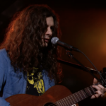 Kurt Vile y The Violators traen Breezy 'Mount Airy Hill (Way Gone)' a 'Colbert'