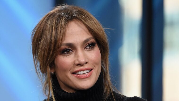 La blusa con lazo en el cuello de Jennifer Lopez es una gran inspiración para el regreso a la oficina