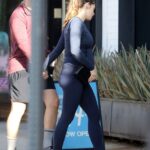 Chocando: la embarazada Ashley Greene mostró su panza en un equipo de entrenamiento ajustado mientras iba al gimnasio con su esposo Paul Khoury en Los Ángeles el martes