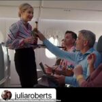 La estrella australiana de Bachelor, Romy Poulier, tiene un cameo sorpresa como asistente de vuelo en la nueva película de George Clooney, Ticket to Paradise, que filmó en Australia el año pasado.