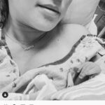 ¡Ella está aquí!  La ex estrella de Glee, Jenna Ushkowitz, y su esposo, David Stanley, dieron oficialmente la bienvenida a su primer hijo juntos.  La actriz confirmó la llegada de su hija en una publicación compartida en su Instagram el viernes, que incluía un retrato en blanco y negro de ella misma acunando a la recién nacida en una cama de hospital.