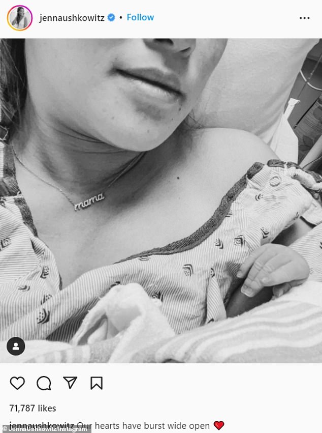 ¡Ella está aquí!  La ex estrella de Glee, Jenna Ushkowitz, y su esposo, David Stanley, dieron oficialmente la bienvenida a su primer hijo juntos.  La actriz confirmó la llegada de su hija en una publicación compartida en su Instagram el viernes, que incluía un retrato en blanco y negro de ella misma acunando a la recién nacida en una cama de hospital.