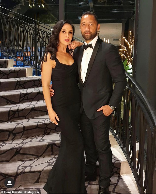 La estrella de Footy, Benji Marshall, dijo que '10 hombres una vez afirmaron ser su padre' mientras hablaba sobre las luchas de no conocer a su padre en una nueva entrevista.  En la foto con su esposa Zoe