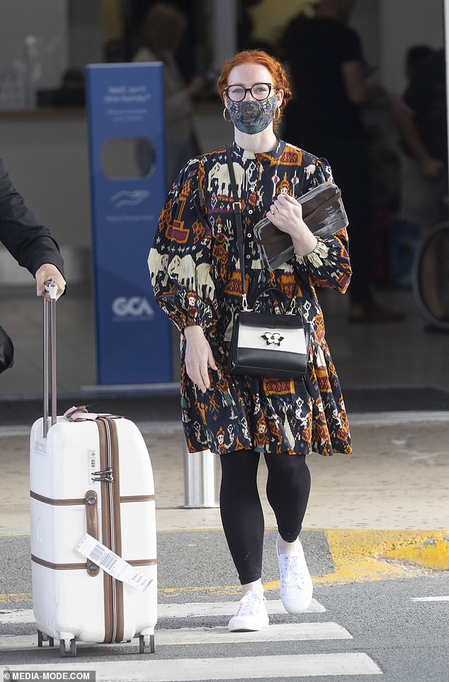 Emma Watkins (en la foto) parecía ir sola cuando llegó a Queensland el sábado antes de los Premios Logie del domingo.