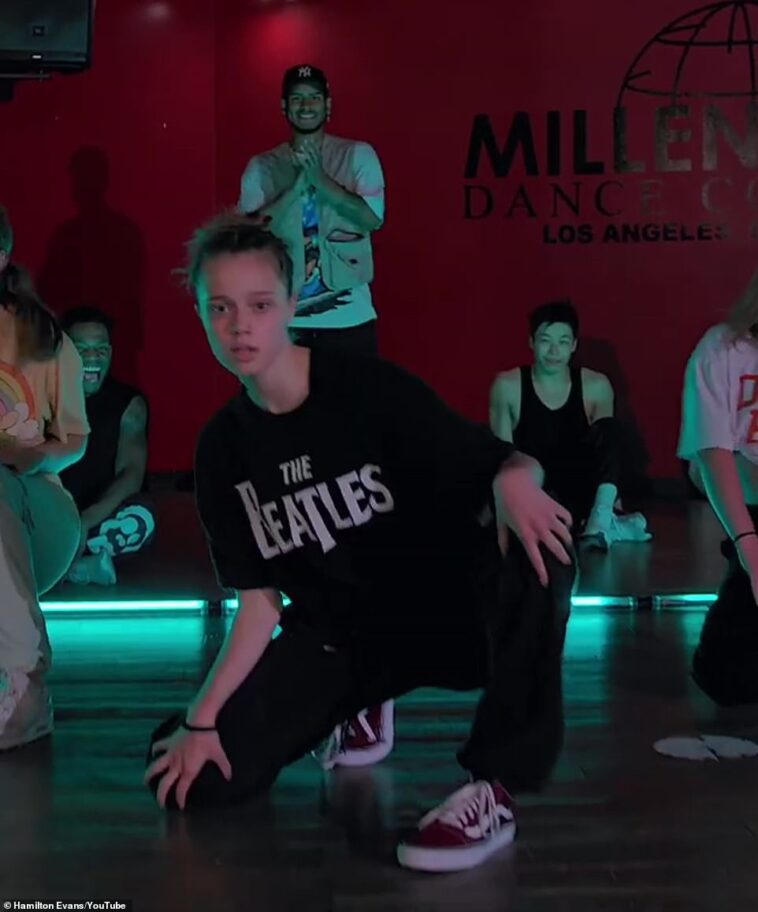 ¿Futura estrella?  La hija de Angelina Jolie y Brad Pitt, Shiloh Nouvel, mostró sus impresionantes movimientos mientras bailaba la nueva canción de Doja Cat, Vegas, en un video que su instructor Hamilton Evans subió el domingo pasado.