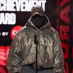 La máscara de cuerpo completo de Kanye West en los premios BET tenía a los fanáticos preocupados