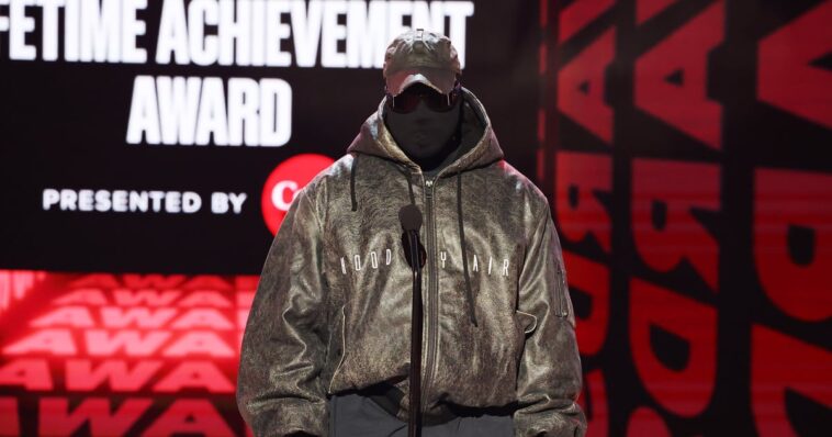 La máscara de cuerpo completo de Kanye West en los premios BET tenía a los fanáticos preocupados