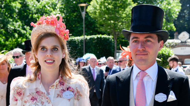 La princesa Beatrice asiste a Royal Ascot con un impresionante vestido floral (y está en oferta)