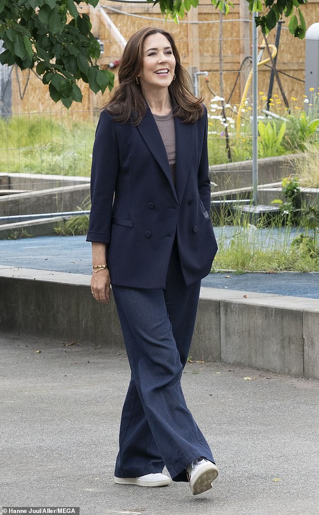 La princesa heredera Mary de Dinamarca se veía increíblemente elegante cuando pasó por Boss Ladies Project el miércoles