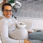 La prometida de Fiona Falkiner, Hayley Willis, ha mostrado su floreciente panza en una dulce instantánea compartida en su Instagram.  La futura mamá lucía un polo gris y jeans mientras balanceaba juguetonamente un tazón de yogur en su barriga.