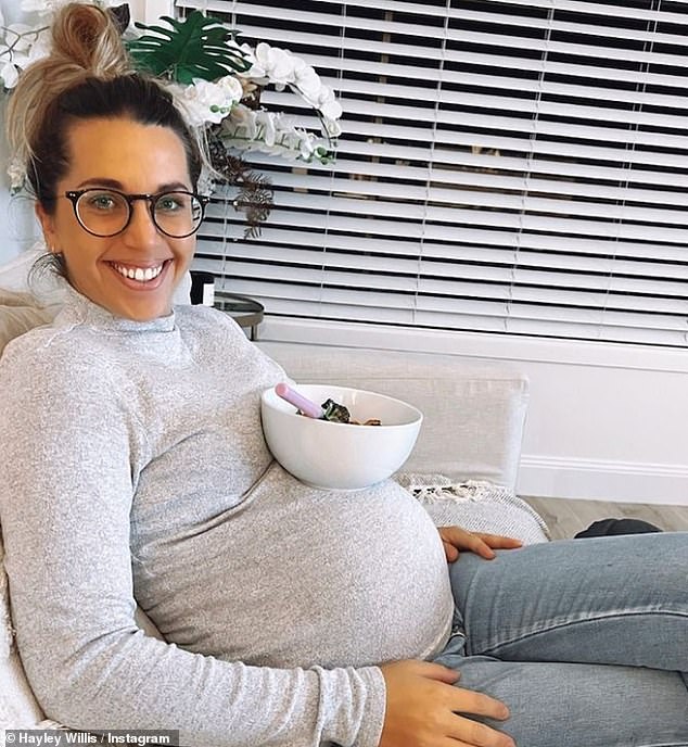 La prometida de Fiona Falkiner, Hayley Willis, ha mostrado su floreciente panza en una dulce instantánea compartida en su Instagram.  La futura mamá lucía un polo gris y jeans mientras balanceaba juguetonamente un tazón de yogur en su barriga.