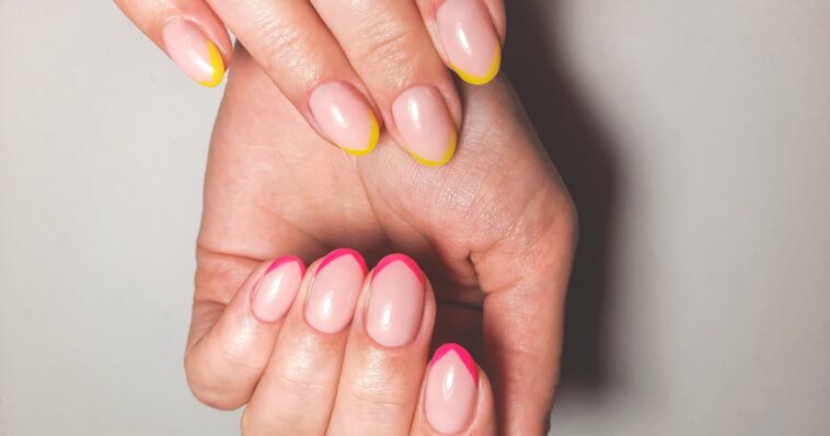 La tendencia de la manicura francesa dividida será tu elección este verano