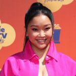 Lana Condor es la última estrella en probar los zapatos con plataforma de 6 pulgadas de Valentino