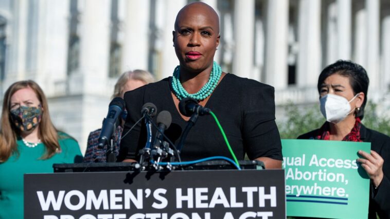 Las congresistas negras le ruegan a Joe Biden que declare una emergencia nacional con respecto al derecho al aborto