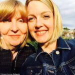 Muy triste: Lauren Laverne ha rendido un desgarrador homenaje a su madre Celia Gofton después de que ella muriera repentinamente mientras la locutora de radio se presentaba en el Festival de Glastonbury.