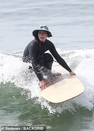 Surfea: Meester pudo desafiar el agua fría usando un traje de neopreno tradicional
