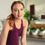 Lindsay Lohan rinde homenaje a 'Mean Girls' en la campaña de zapatillas para correr de Allbirds