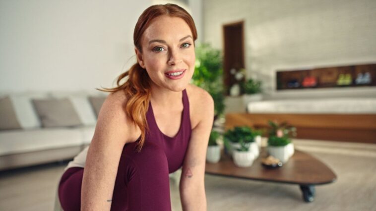 Lindsay Lohan rinde homenaje a 'Mean Girls' en la campaña de zapatillas para correr de Allbirds