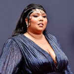 Lizzo muestra sus mangas emplumadas y su abertura a la altura del muslo en los premios BET